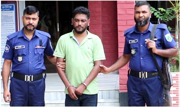নওগাঁয় কুরিয়ার সার্ভিসের স্টোররুম থেকে গাঁজা উদ্ধার, গ্রেফতার ১